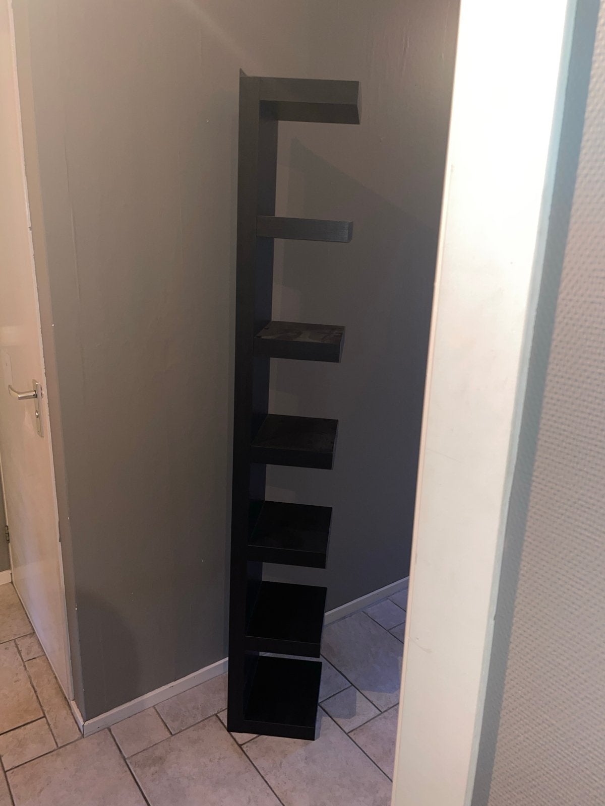 Zwarte IKEA wandplank / boekenplank, Huis en Inrichting, Woonaccessoires | Wandplanken en Boekenplanken, Ophalen, Gebruikt