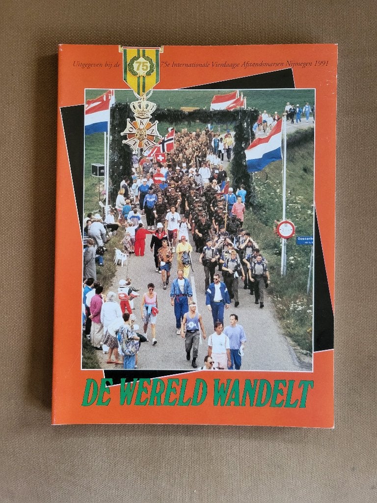 De Wereld Wandelt - 75e Vierdaagse Nijmegen 1991 Boek, Ophalen of Verzenden, Overige soorten, Nederland, Boek of Tijdschrift