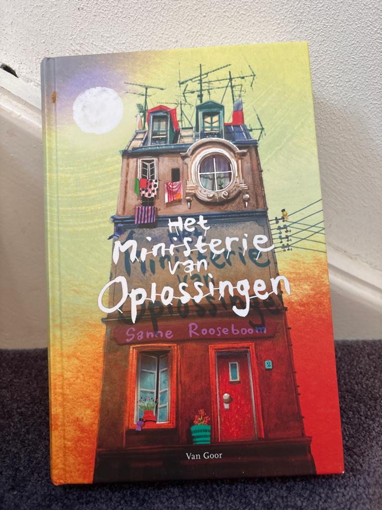 Het Ministerie van Oplossingen - Sanne Rooseboom, Boeken, Ophalen of Verzenden, Zo goed als nieuw, Fictie