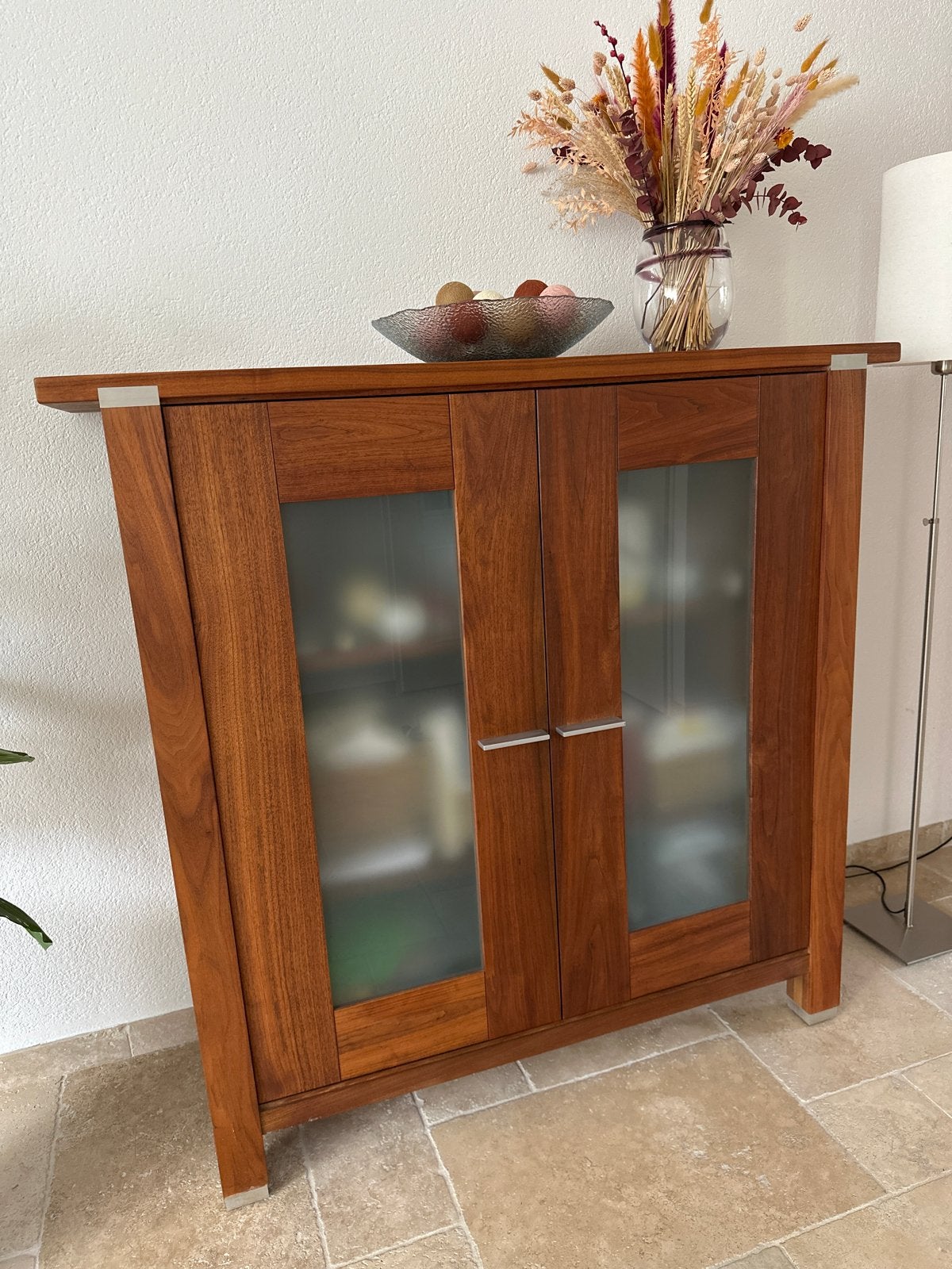Noten houten vitrinekast van Hans Daalder, Ophalen, Gebruikt, 100 tot 150 cm, 25 tot 50 cm