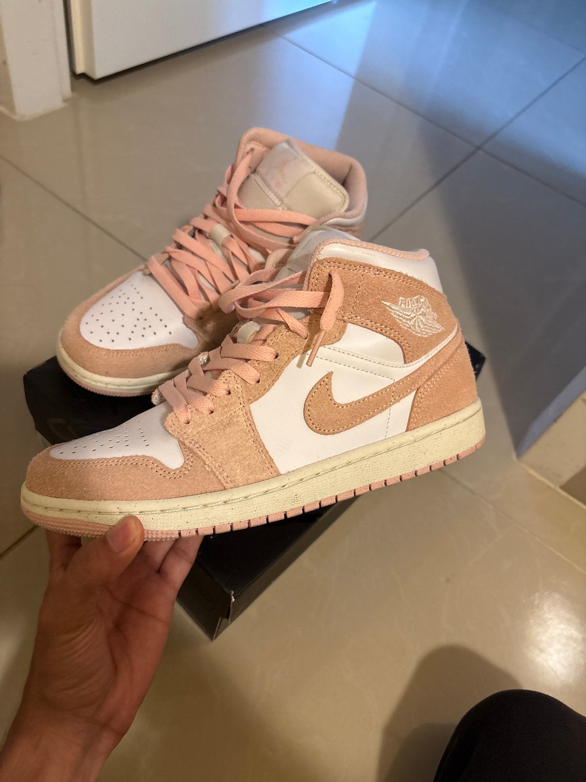 Nike Air Jordan 1 Mid SE 'Coral Chalk' sneakers, Ophalen, Zo goed als nieuw, Roze, Sneakers of Gympen