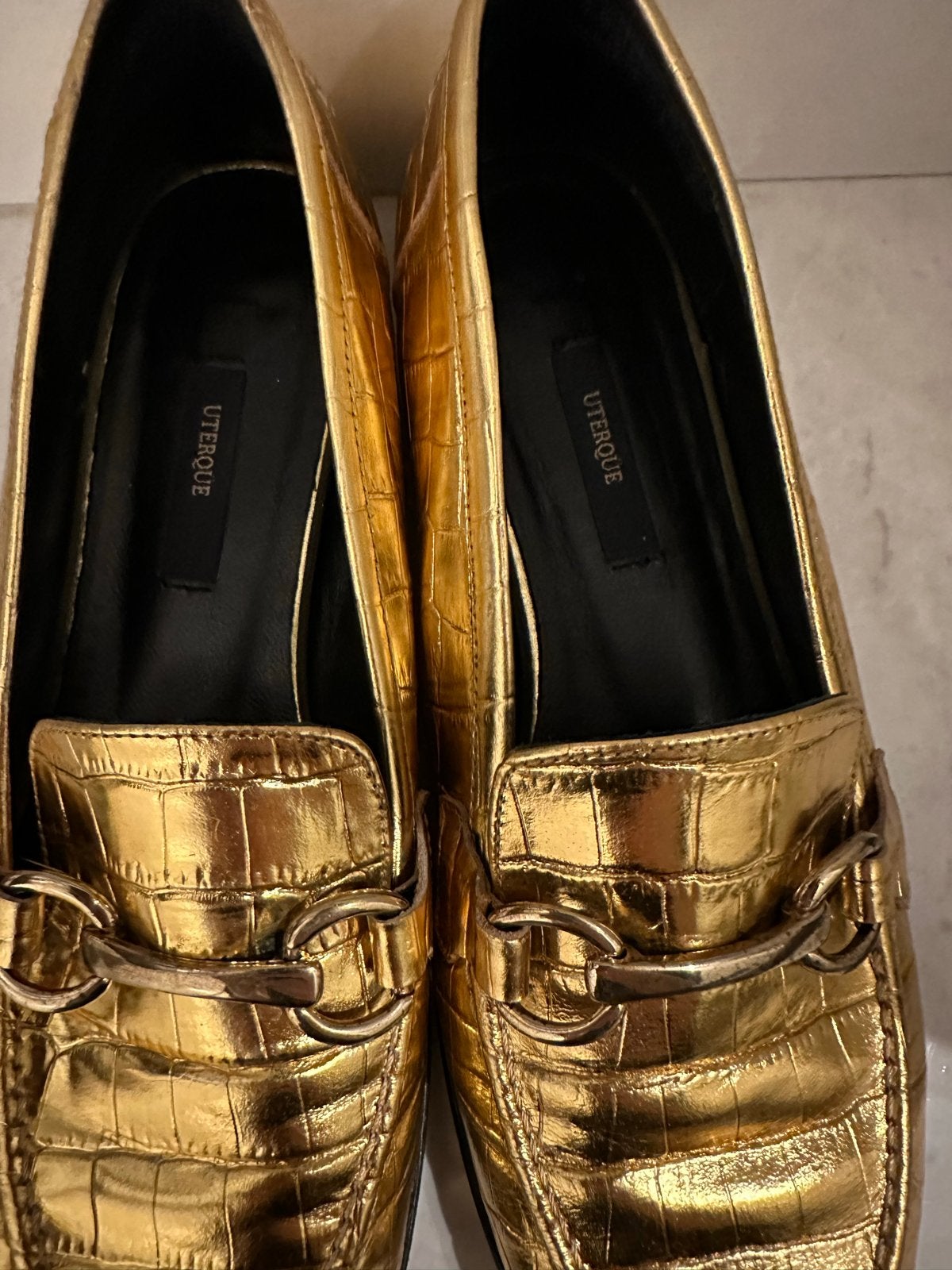Uterqüe gouden loafers met krokodillenprint maat 39, Ophalen of Verzenden, Zo goed als nieuw, Overige kleuren, Instappers