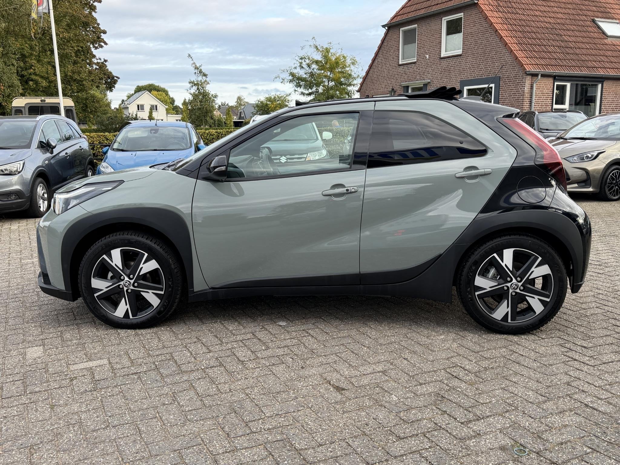 Toyota Aygo X Hybrid 115 envy CABRIO | NAVI | KLIMA | BOVAG, 12 maanden, Stof, Gebruikt, Euro 6