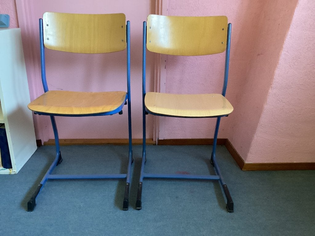 2 stapelbare schoolstoelen met metalen frame, Huis en Inrichting, Stoelen, Ophalen, Gebruikt, Twee, Blauw