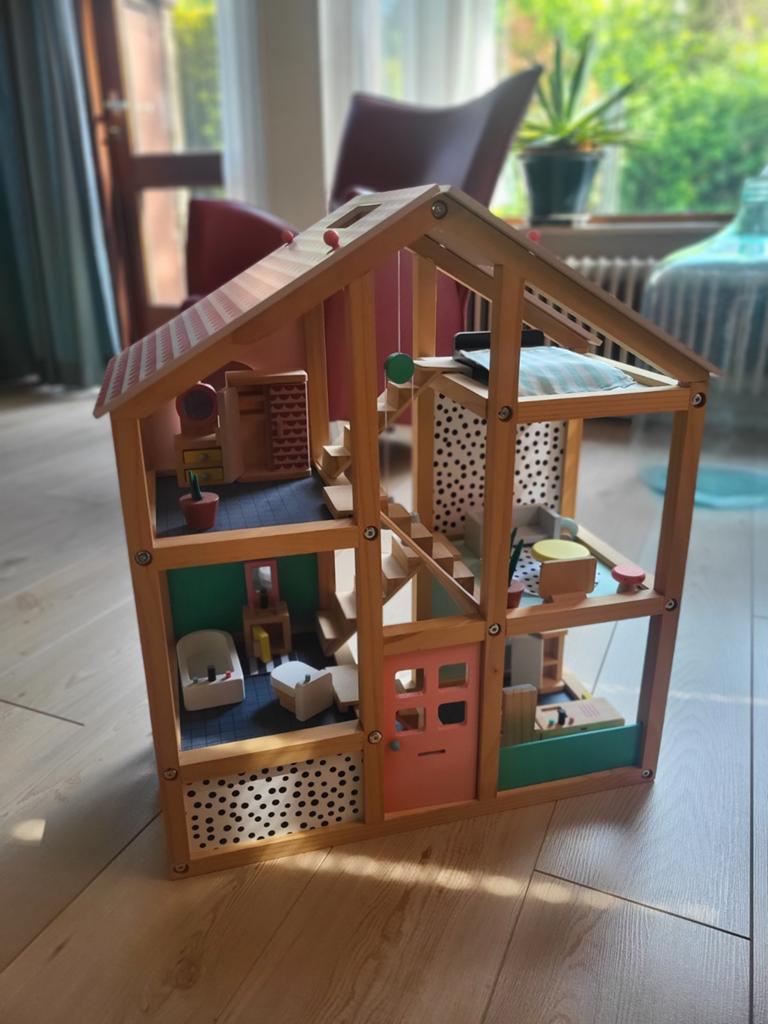 Houten Poppenhuis met Meubels - Zo Goed als Nieuw, Kinderen en Baby's, Speelgoed | Poppenhuizen, Ophalen, Zo goed als nieuw, Poppenhuis