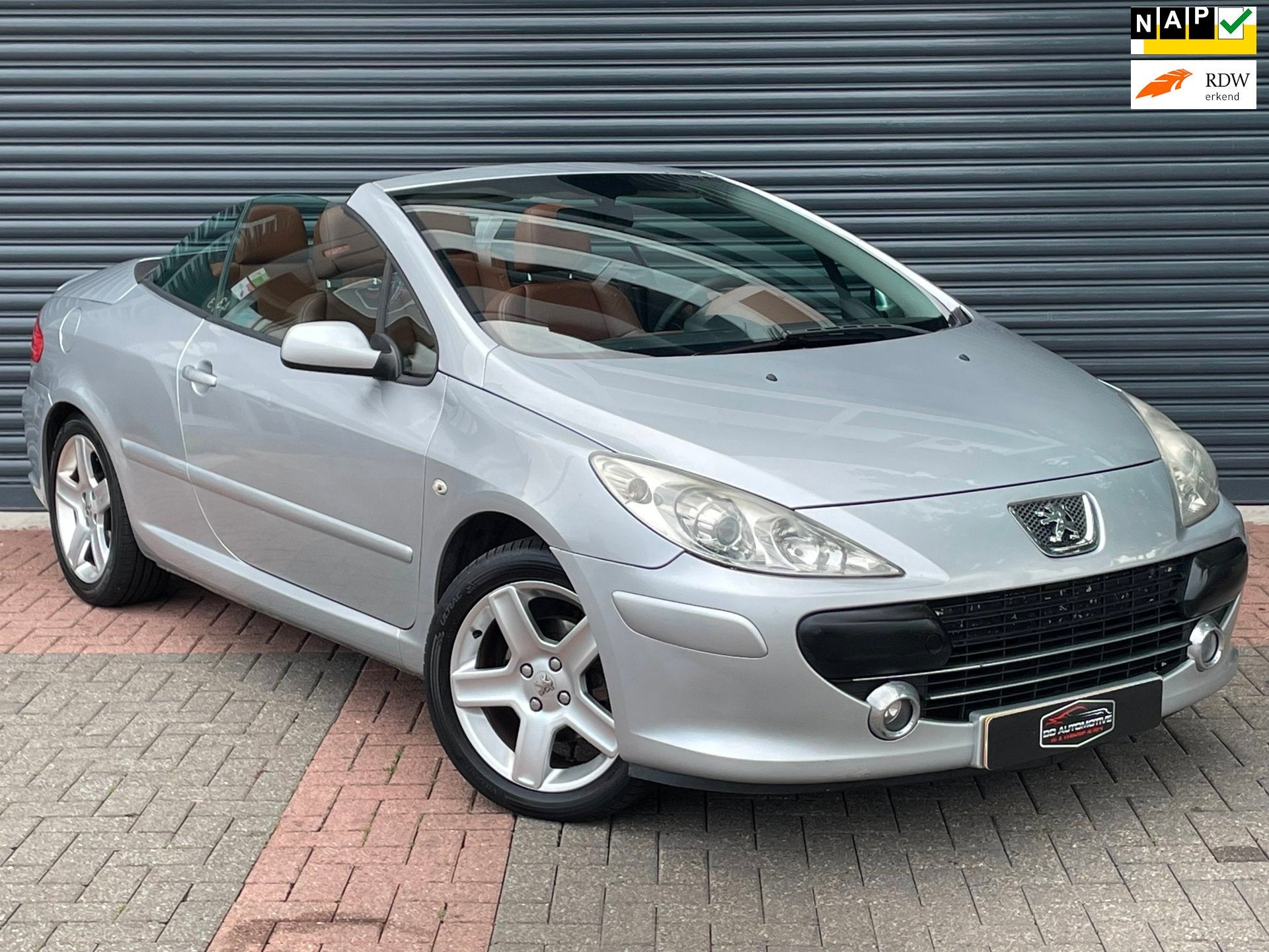 Peugeot 307 CC 2.0-16V Automaat | Pdc | Leder | Cruise | Cli, Auto's, Peugeot, Automatische klimaatregeling, Gebruikt, 4 cilinders