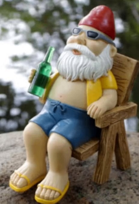 Prachtig tuinbeeldje Kabouter met drankje op stoel (12.5cm)