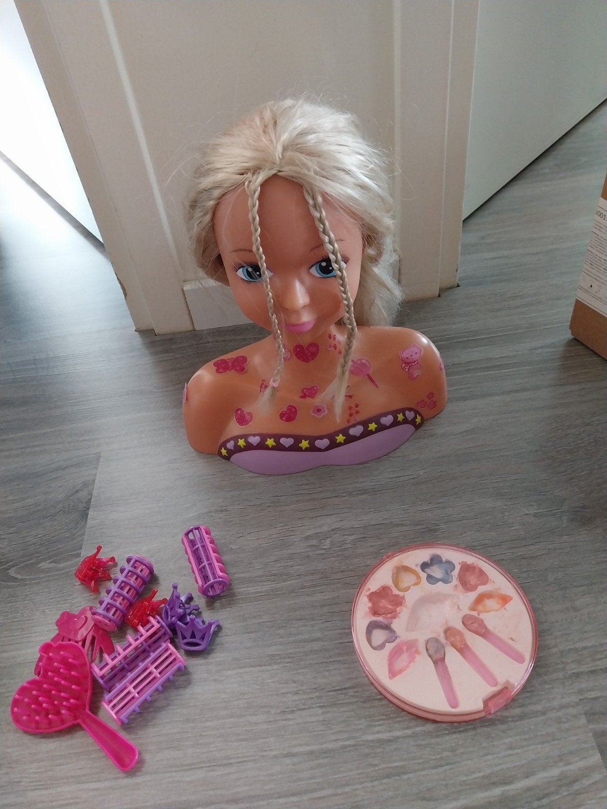 Opmaakpop + accessoires, Ophalen of Verzenden, Gebruikt, Overige typen