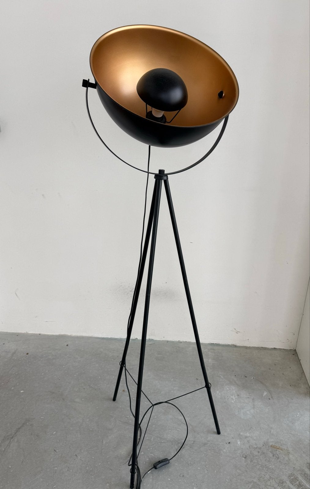 Moderne vloerlamp met driepoot en gouden kap, Zo goed als nieuw, Metaal, 150 tot 200 cm, E27 (groot)