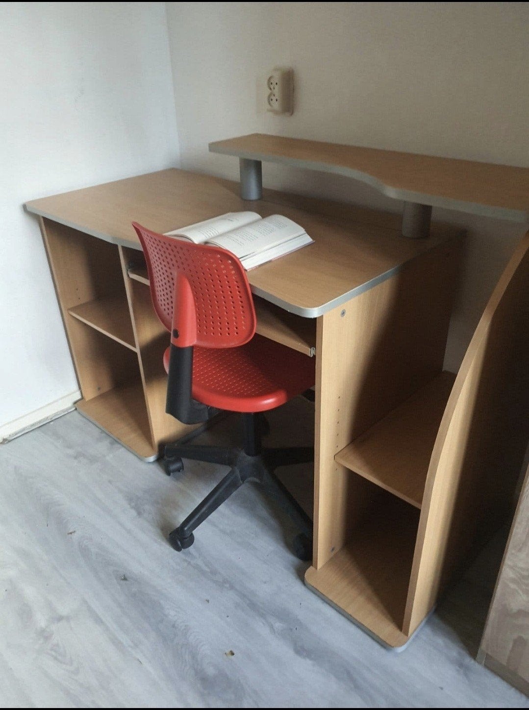 Compact computerbureau met opbergruimte en monitorstandaard, Huis en Inrichting, Ophalen, Gebruikt, Spaanplaat of MDF, Bruin