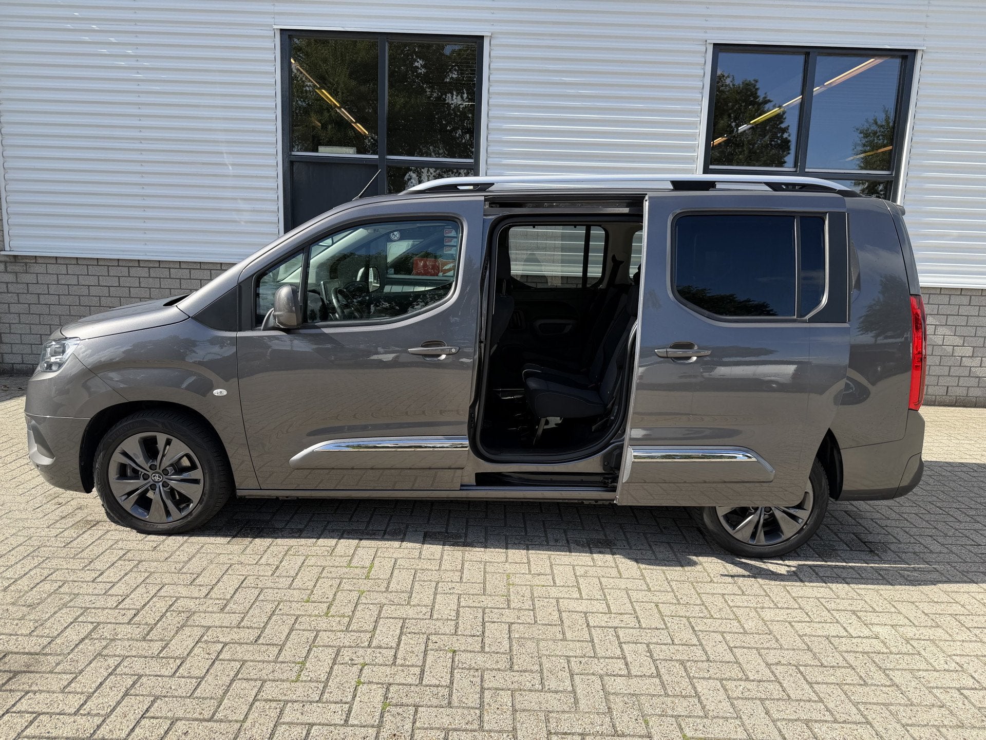 Toyota PROACE CITY Verso 1.2 Turbo 130pk Active Long 7 perso, Stof, Gebruikt, Met garantie (alle), 7 stoelen