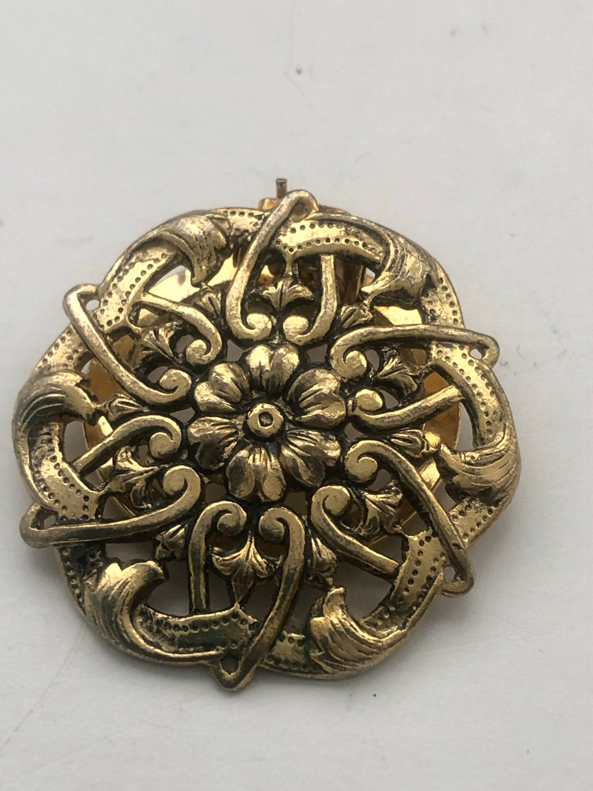Vintage goudkleurige sjaalklem met bloemmotief SASA, Overige materialen, 4 tot 7 cm, Gebruikt, Ophalen of Verzenden