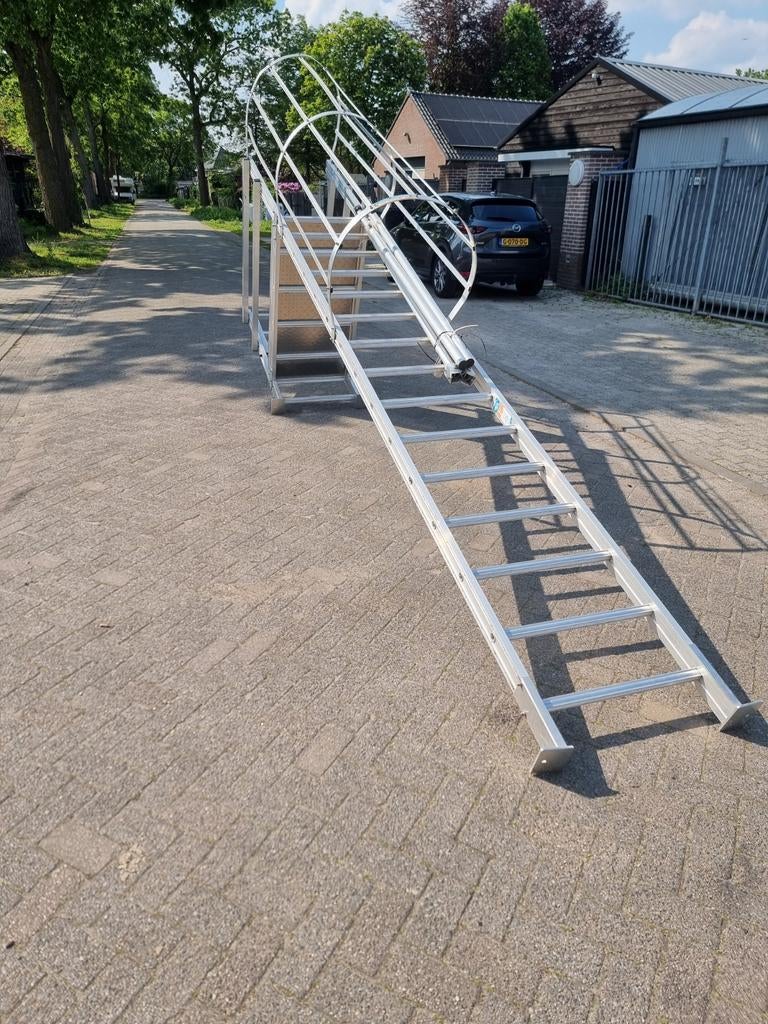 Aluminium kooi ladder brand ladder met platform en leuning, Ophalen, Gebruikt, Ladder, 4 meter of meer
