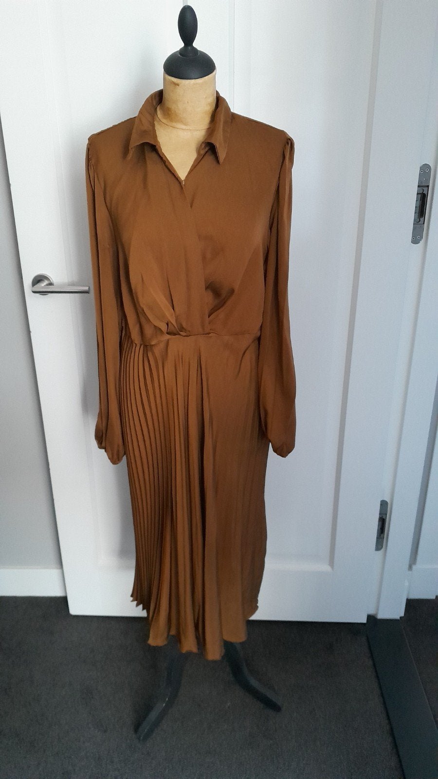 Cognac satijnen plisee jurk van Nü Denmark, Kleding | Dames, Bruin, Ophalen of Verzenden, Zo goed als nieuw, Onder de knie