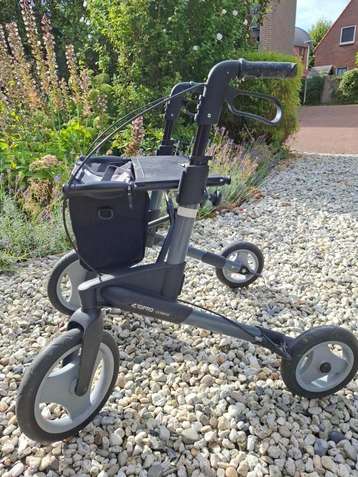 Rollator met grote wielen en boodschappenmandje, Ophalen, Gebruikt