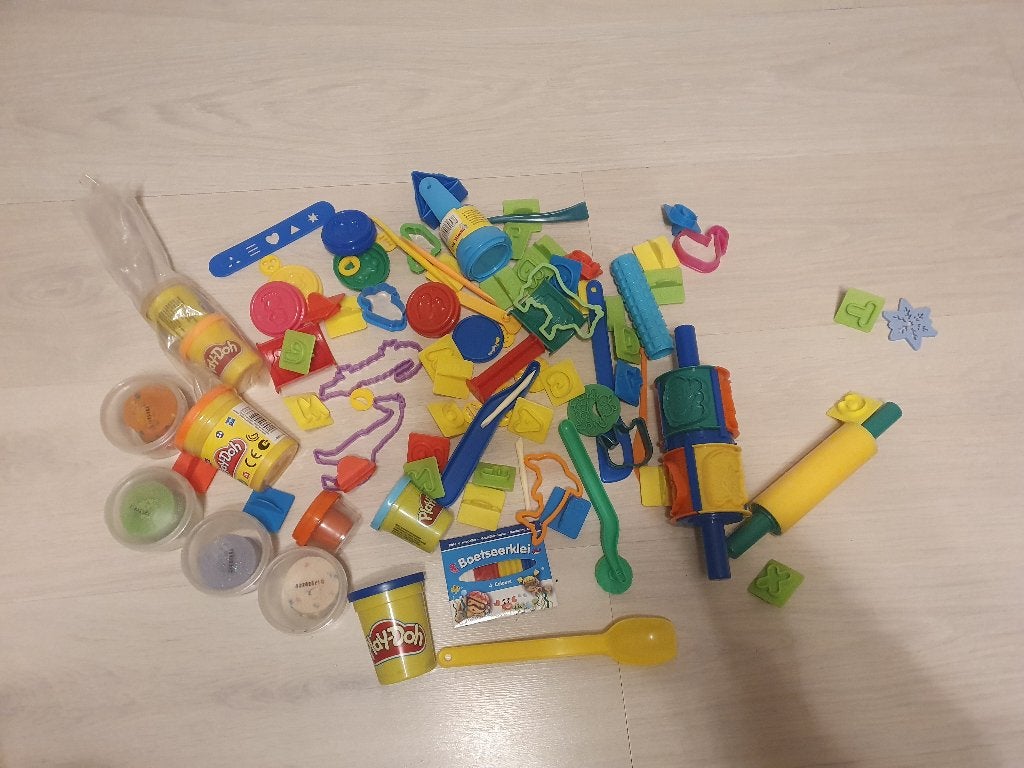 vormpjes om mee te kleien en klei (nieuw), Ophalen of Verzenden, Zo goed als nieuw, Knutselen