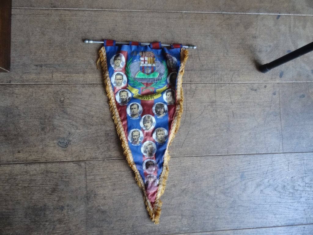 Oude voetbal vaan F.C. Barcelona Campeon de Liga 1973 - 74, Verzamelen, Ophalen, Gebruikt, Buitenlandse clubs, Vaantje of Sjaal