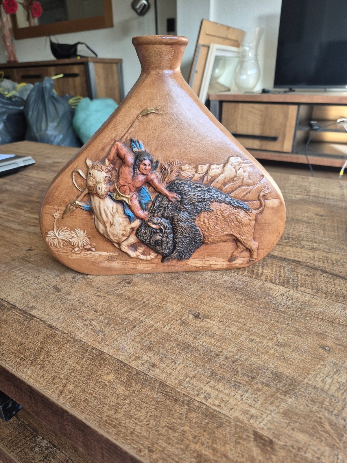 Decoratieve vaas met Indiaan en bizon reliëf, Antiek en Kunst, Ophalen of Verzenden