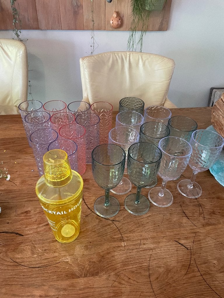 Plastic glazen en cocktailshaker, Ophalen, Zo goed als nieuw