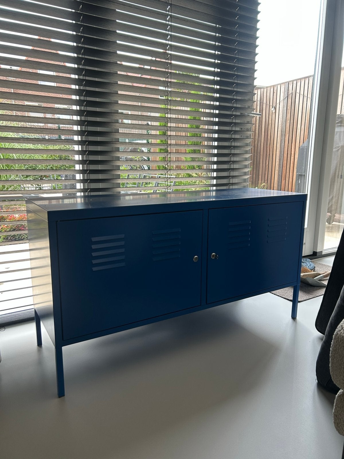 Gratis blauwe metalen kast met 2 deuren, Ophalen, Gebruikt