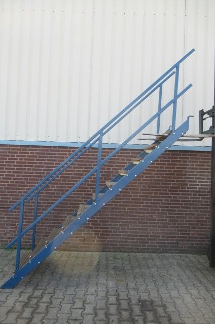 Stalen trap met hardhouten trede traptredes, hoogte 250 cm., Ophalen, Gebruikt, 2 tot 4 meter