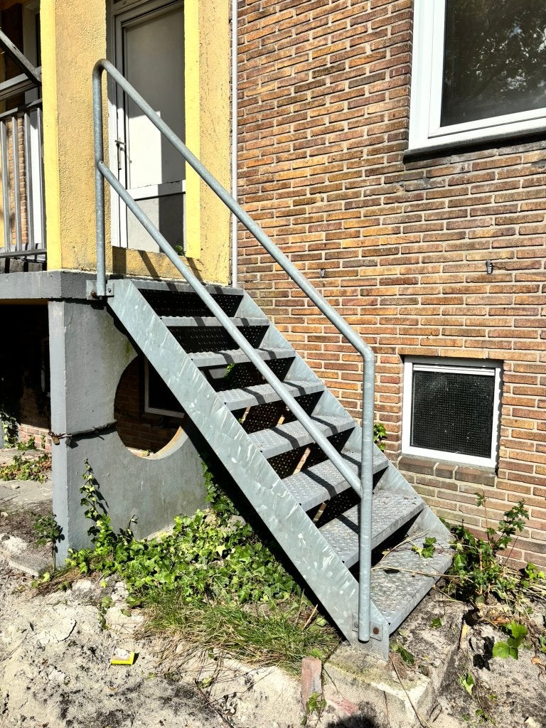 Gegalvaniseerde buitentrap + leuning 8 treden | 150 cm hoog, Doe-het-zelf en Verbouw, Ladders en Trappen, Ophalen, Gebruikt, Trap