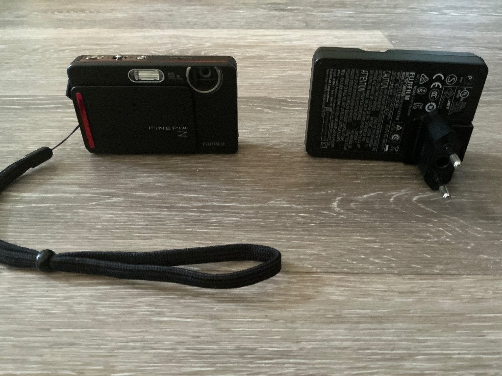 Fujifilm FinePix Z300 digitale camera incl oplader en datak., Compact, 10 Megapixel, Ophalen of Verzenden, Zo goed als nieuw
