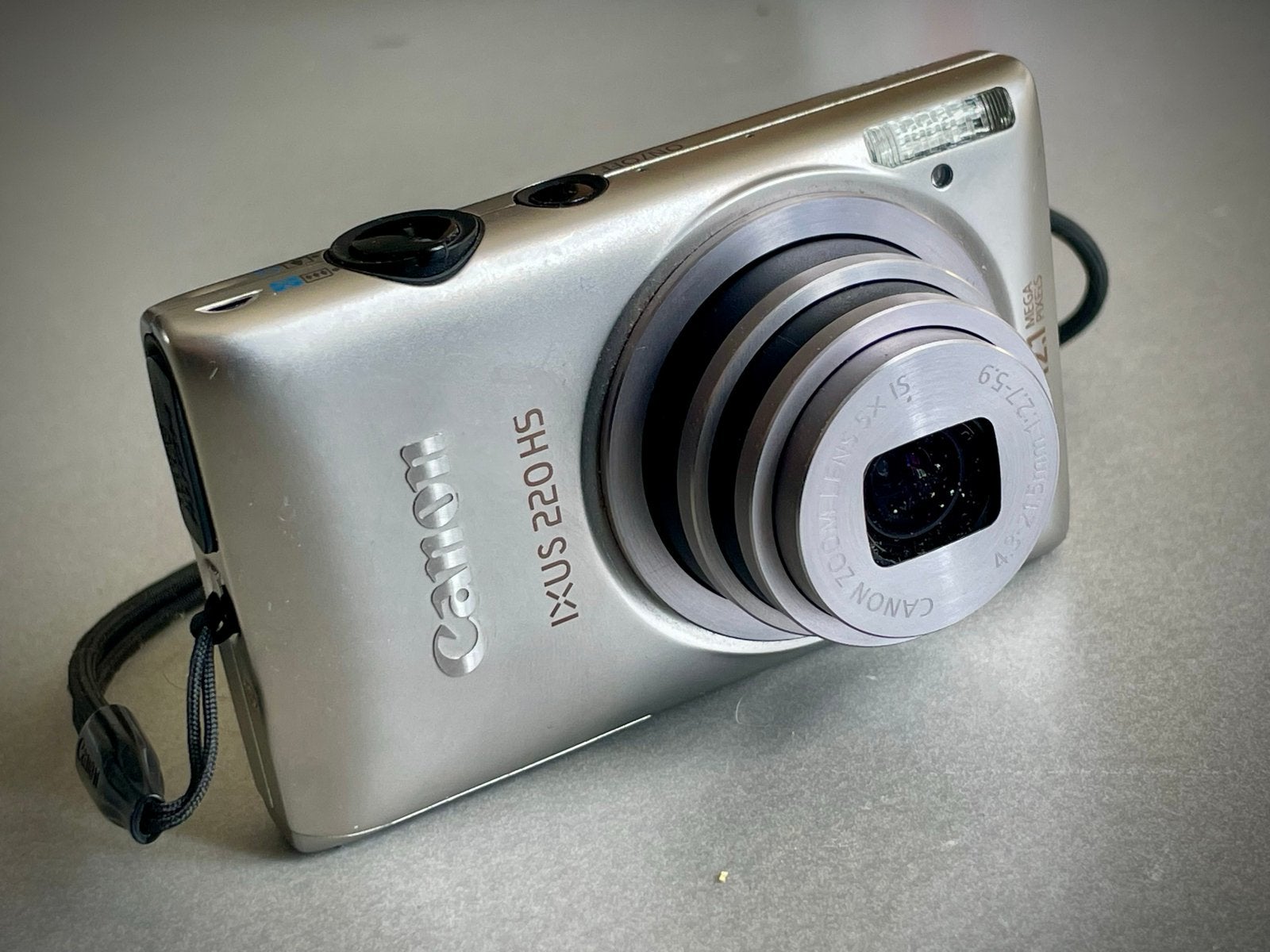 Canon IXUS 220 HS Compactcamera - 12.1 MP, 5x Zoom, Ingebouwde flitser, Gebruikt, Canon, Ophalen of Verzenden