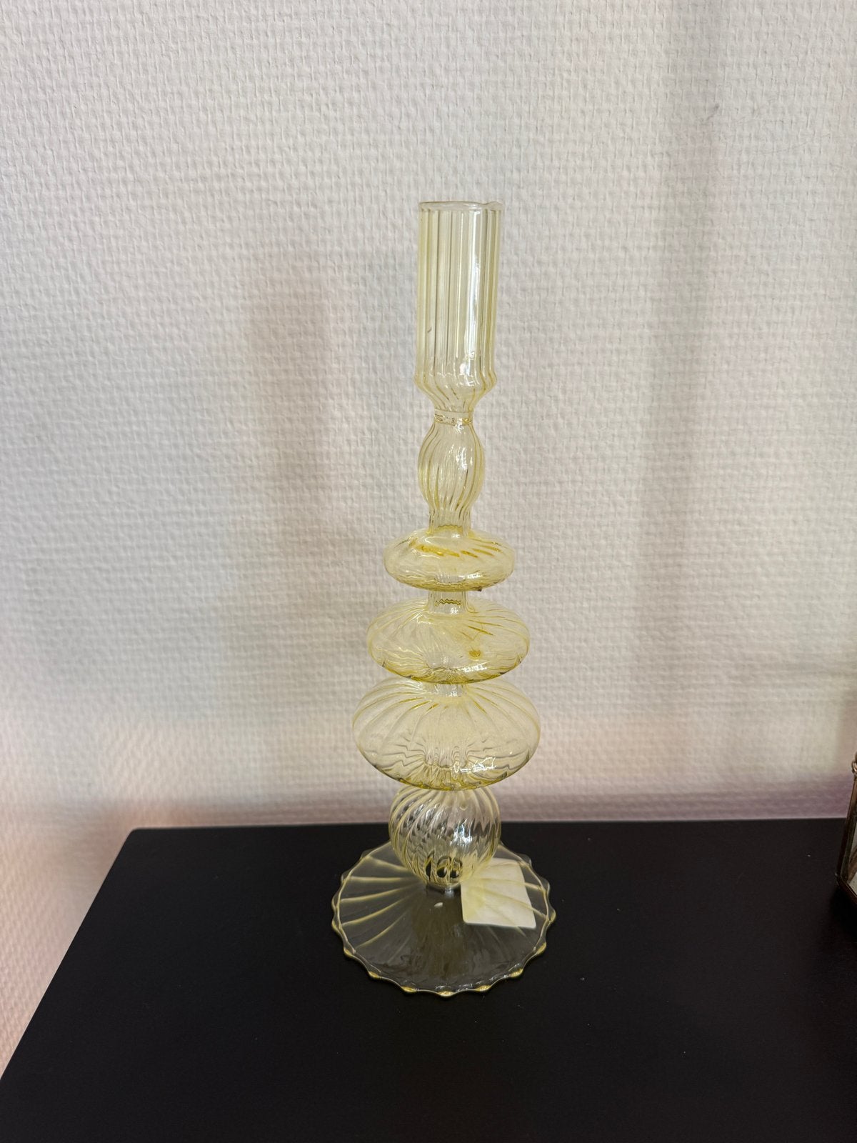 Gele glazen kandelaar - Decoratieve sfeermaker, Huis en Inrichting, Woonaccessoires | Kandelaars en Kaarsen, Overige merken, Geel