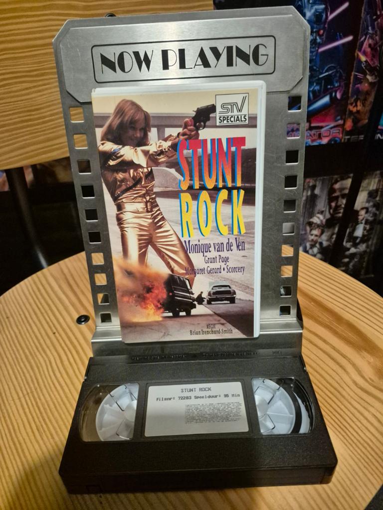 VHS Stunt Rock met Monique van de Ven - NL ondertiteld, Vanaf 12 jaar, Ophalen of Verzenden, Gebruikt, Actie en Avontuur