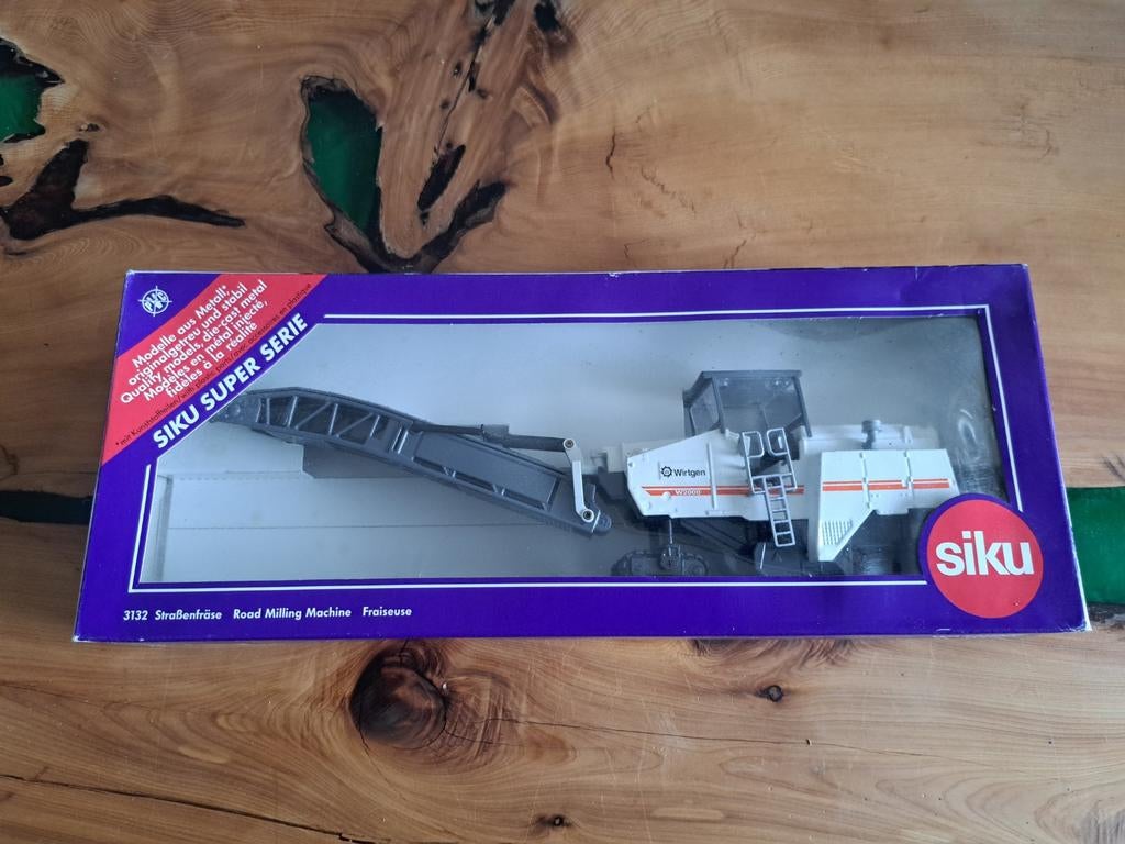 Siku Wirtgen Wegenfreesmachine 3132 - Schaal 1:50/1:55, Ophalen of Verzenden, Nieuw, Hijskraan, Tractor of Landbouw, SIKU