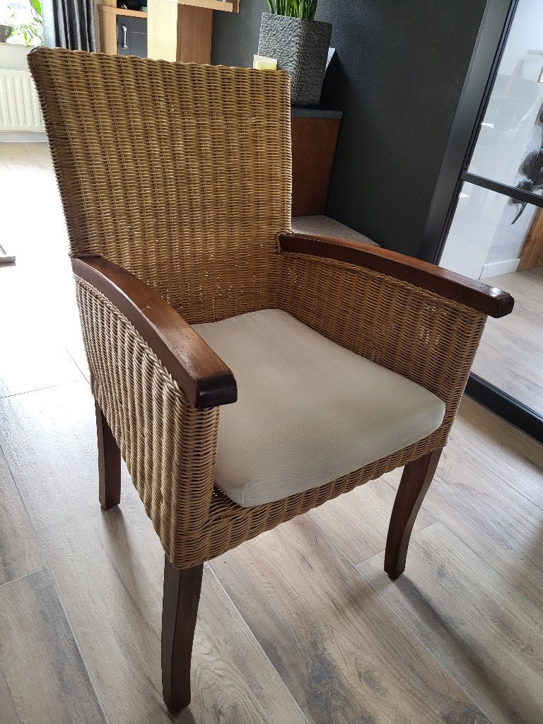 Rotan stoel met armleuningen, Huis en Inrichting, Ophalen, Hout, Bruin, Zo goed als nieuw