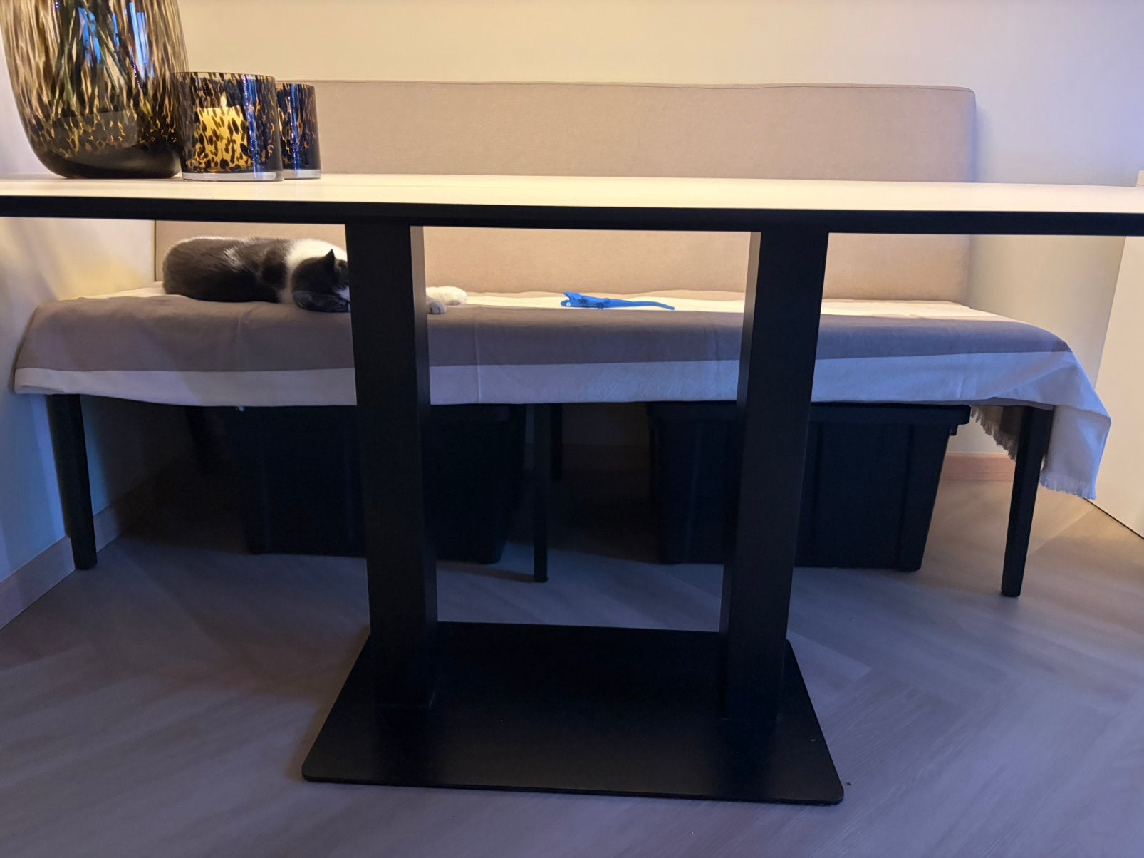 Zwart metalen middenpoot eettafel, Huis en Inrichting, Tafels | Eettafels, Ophalen, Zo goed als nieuw, Rechthoekig, 50 tot 100 cm
