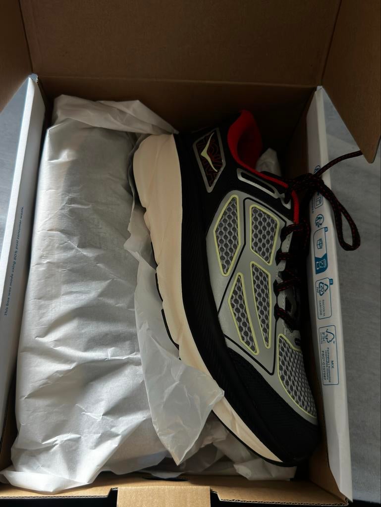 NEW Hoka One One Clifton One9 sneakers maat 42 2/3, Kleding | Heren, Ophalen of Verzenden, Nieuw, Overige kleuren, Sneakers of Gympen