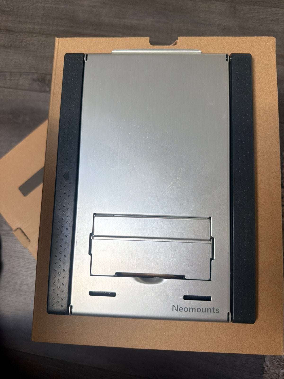 Neomounts laptopstandaard - Ergonomisch en verstelbaar, Ophalen of Verzenden, Zo goed als nieuw, In diepte verstelbaar