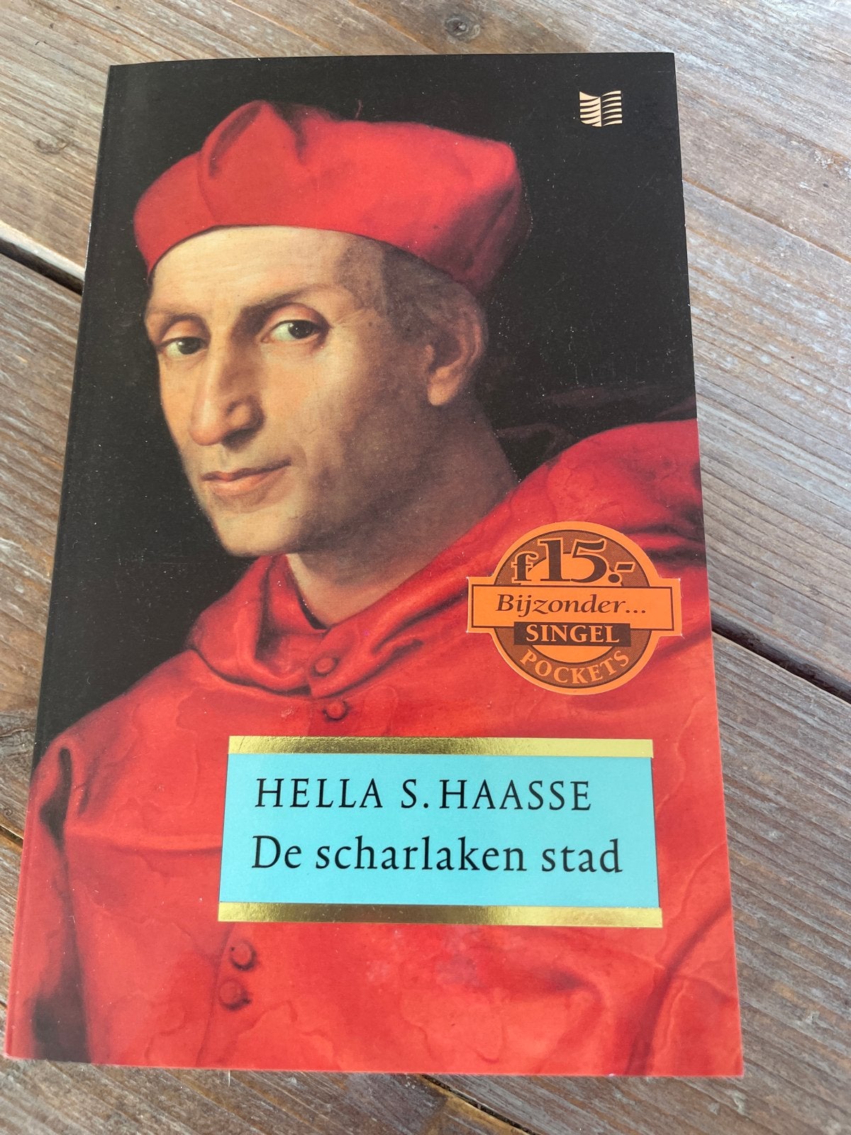 Hella S. Haasse - De scharlaken stad (Singel Pockets), Ophalen of Verzenden, Gelezen, Nederland