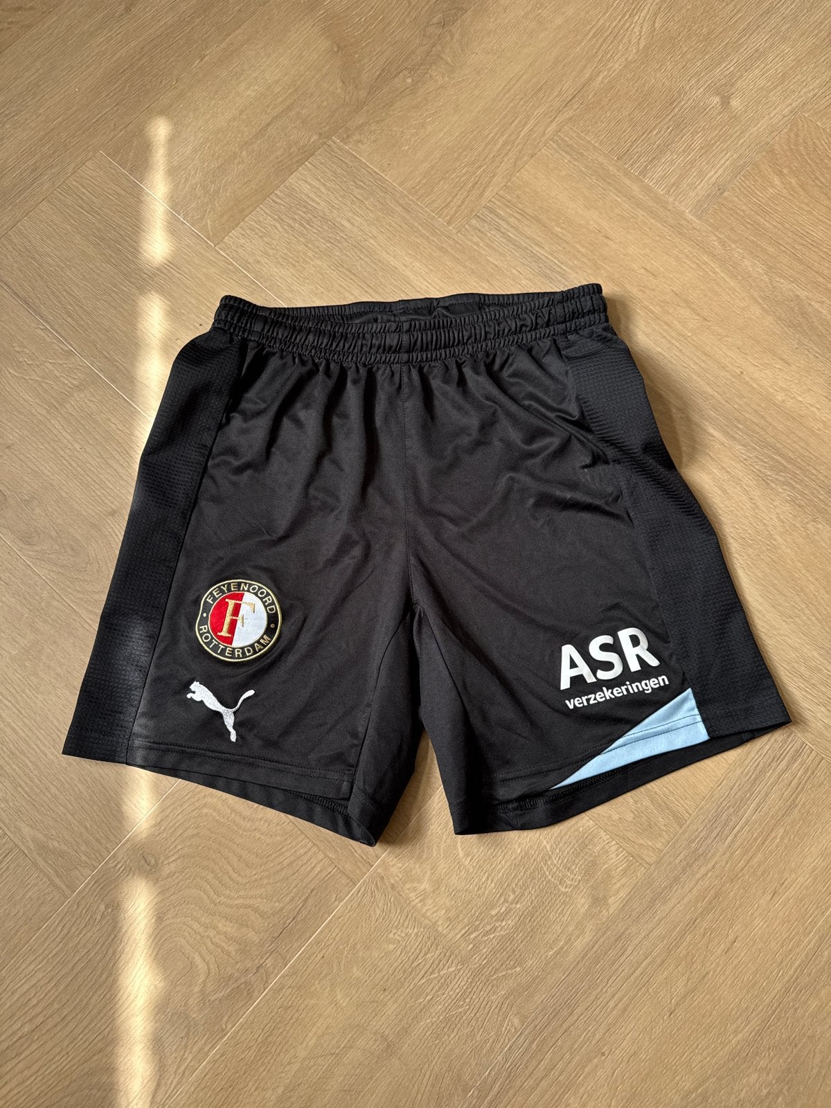 Feyenoord Puma Voetbalbroekje Zwart Maat S Origineel, Maat S, Verzenden, Zo goed als nieuw, Broek