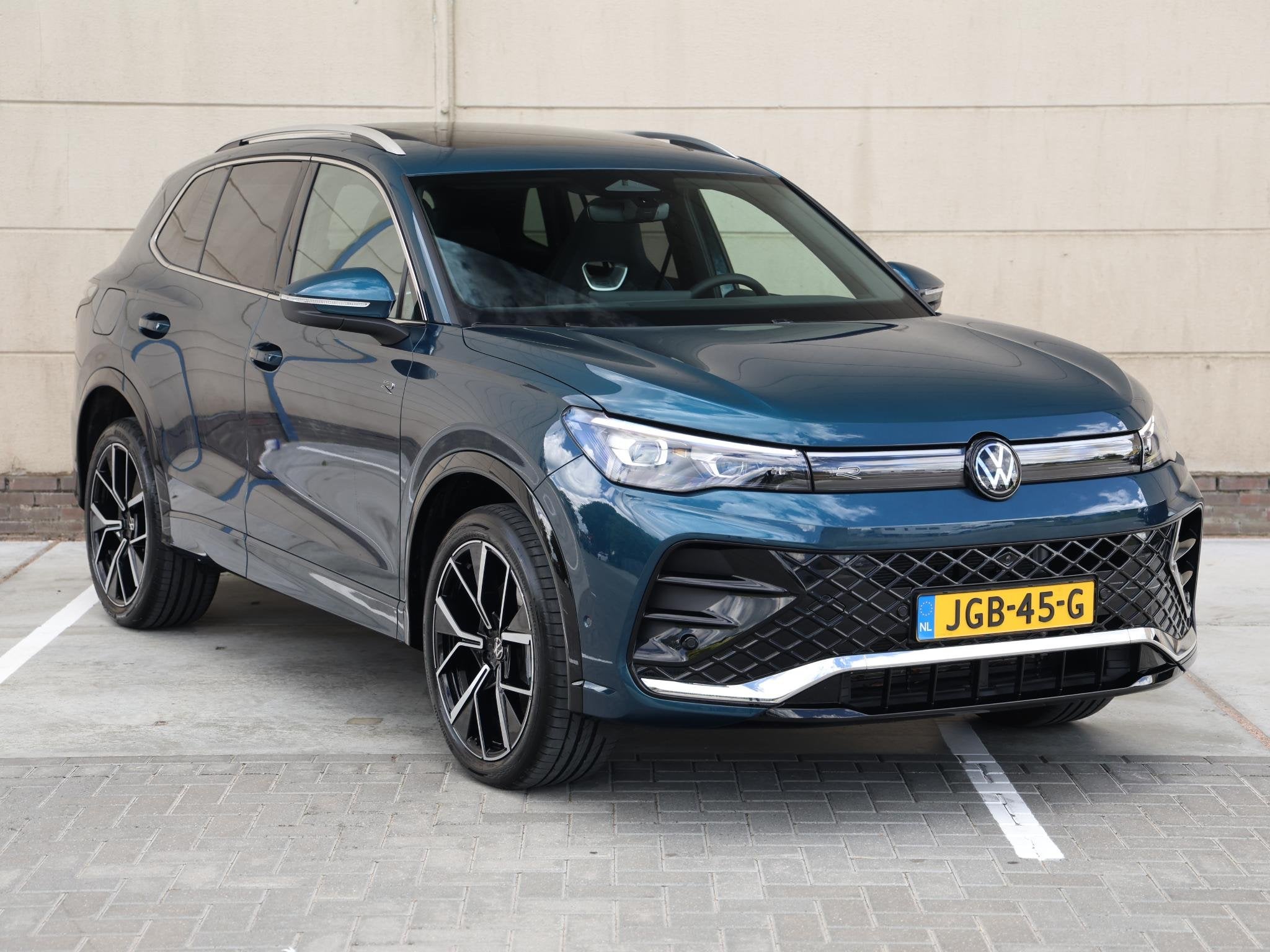 Volkswagen Tiguan 1.5 eHybrid R-Line Edition 272PK DSG | Led, Auto's, Stof, 4 cilinders, 2000 kg, Hybride Elektrisch/Benzine