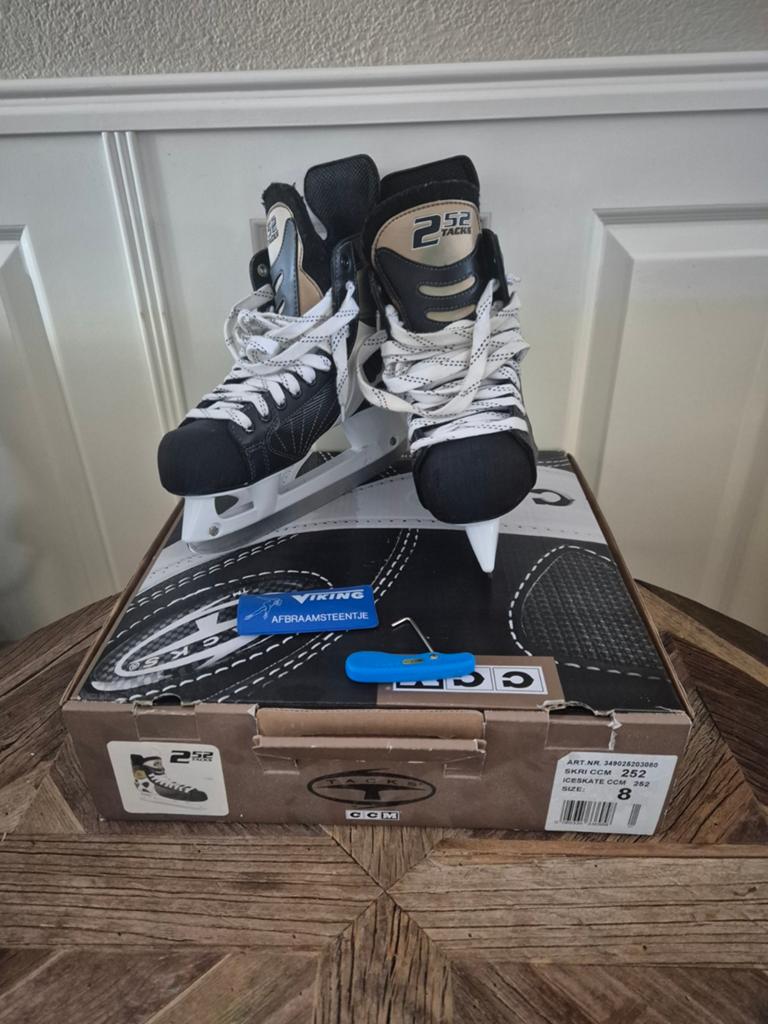 Ijshockey schaatsen ccm maat 8/42, Zo goed als nieuw, IJshockeyschaatsen, Ophalen, Overige merken