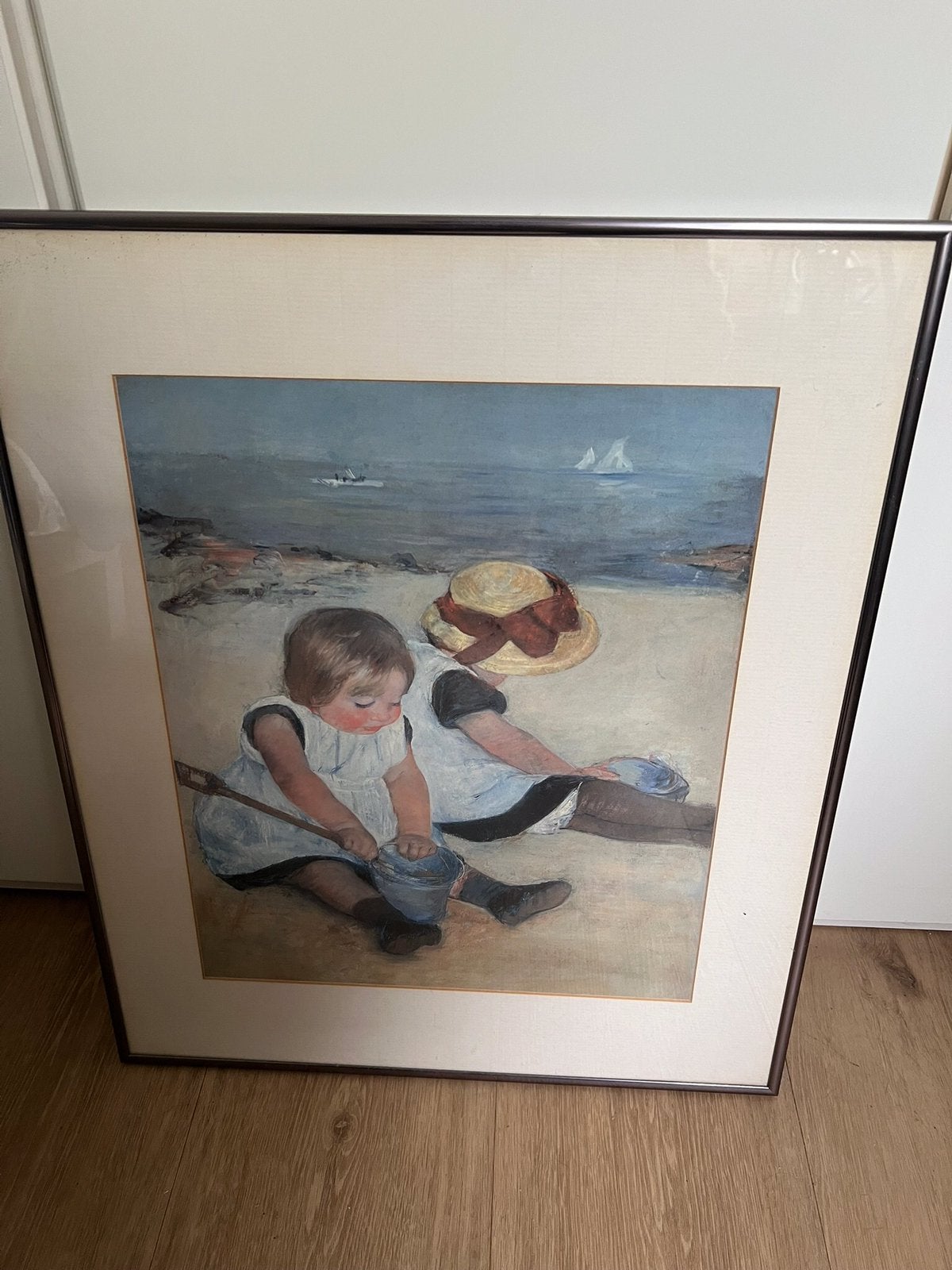 Ingelijste print: Kinderen spelend op het strand, Ophalen of Verzenden
