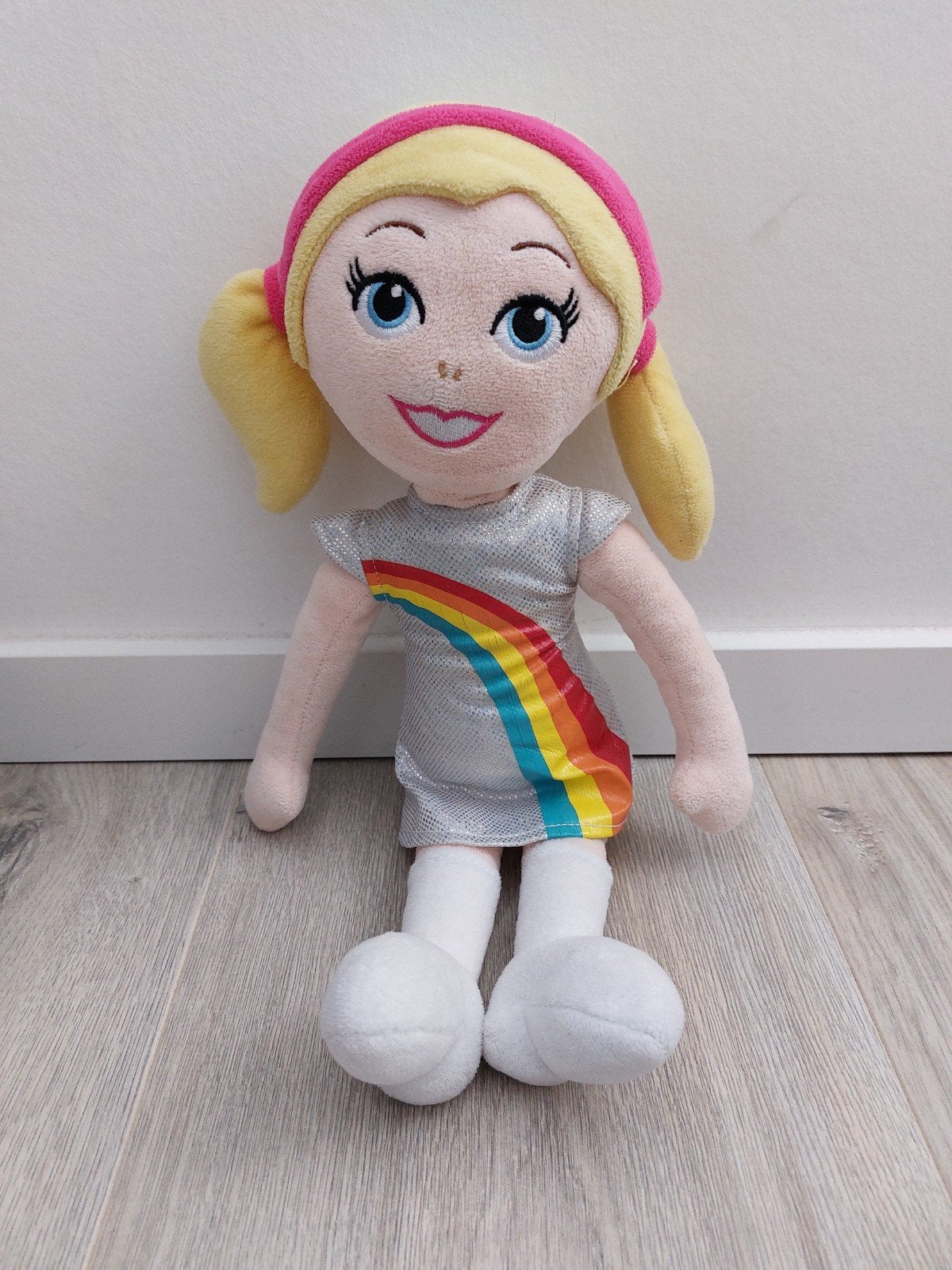 Knuffel K3 studio 100 Klaasje Julia regenboog jurk L2258, Ophalen of Verzenden, Zo goed als nieuw, Overige typen