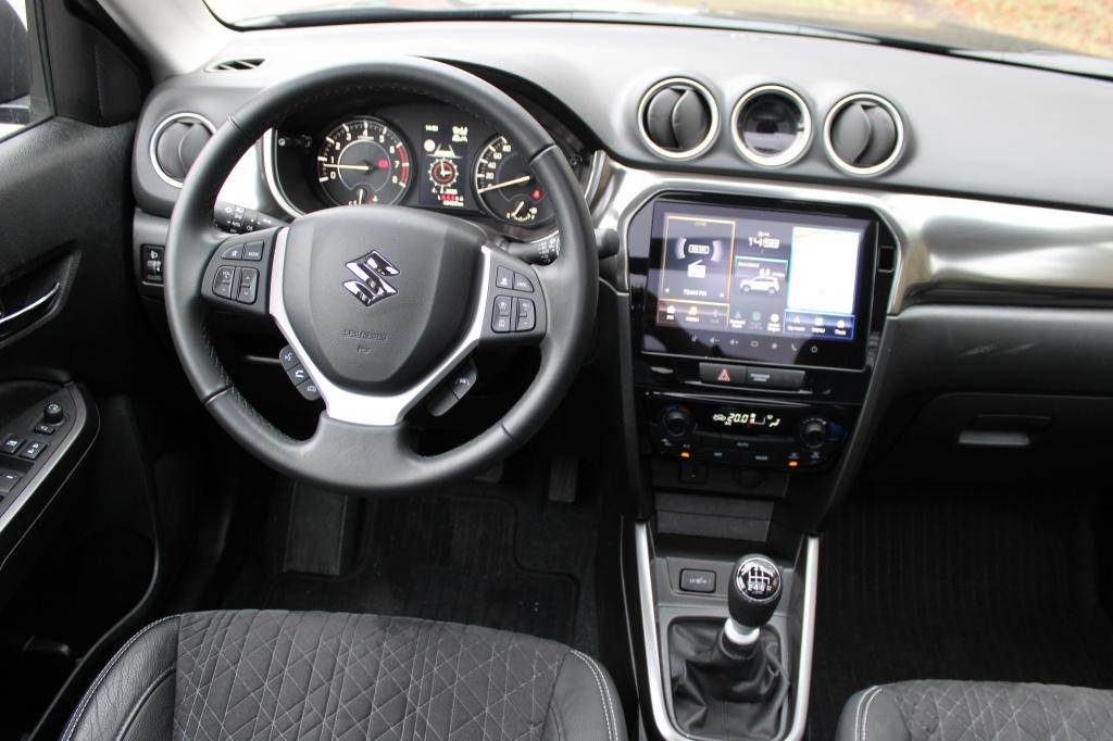 Suzuki Vitara 1.4 Boosterjet Smart Hybrid Style | Pano | Hal, Auto's, Suzuki, Stof, Gebruikt, Zwart, 4 cilinders