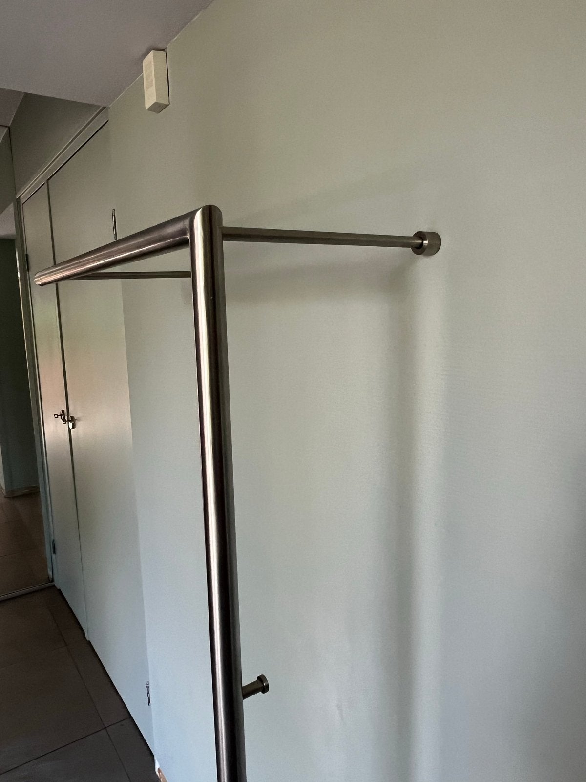 Moderne RVS Wandkapstok met Kledingroede, Huis en Inrichting, Woonaccessoires | Kapstokken, Gebruikt, Metaal, 150 tot 200 cm, Ophalen