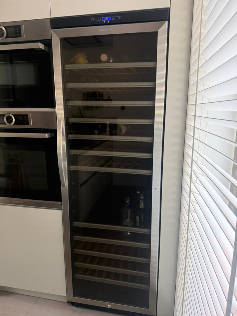 Dometic wijnkoelkast, 150 tot 200 liter, Zonder vriesvak, Zo goed als nieuw, 45 tot 60 cm