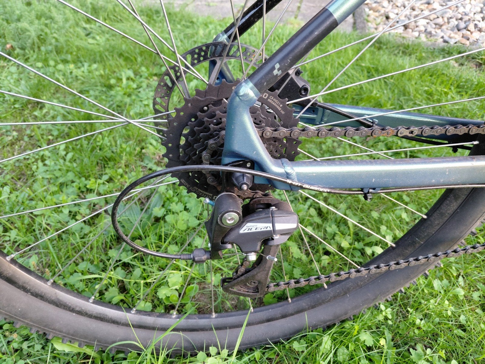 Foto 3 van mountainbike met 2 sloten ringslot en oprolslot met houder