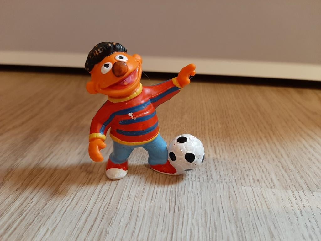 Sesamstraat Ernie poppetje voetbal 6 cm, Ophalen of Verzenden