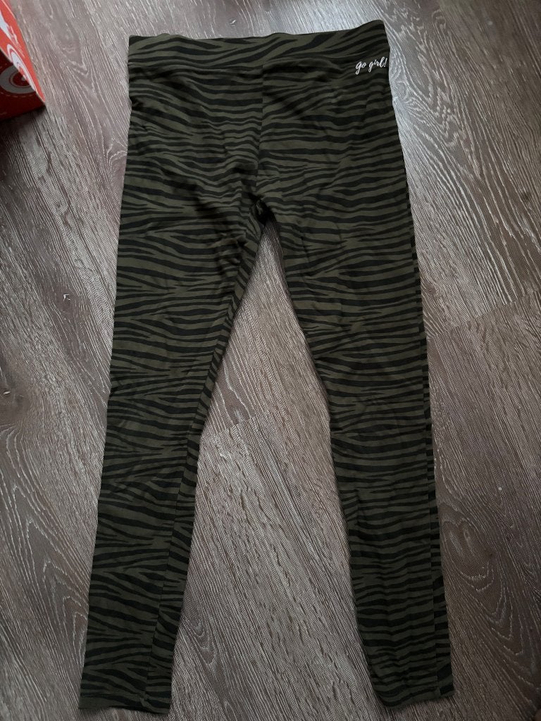 Legergroen legging WE in maat 146/152, Ophalen, Zo goed als nieuw, Meisje, Nacht- of Onderkleding