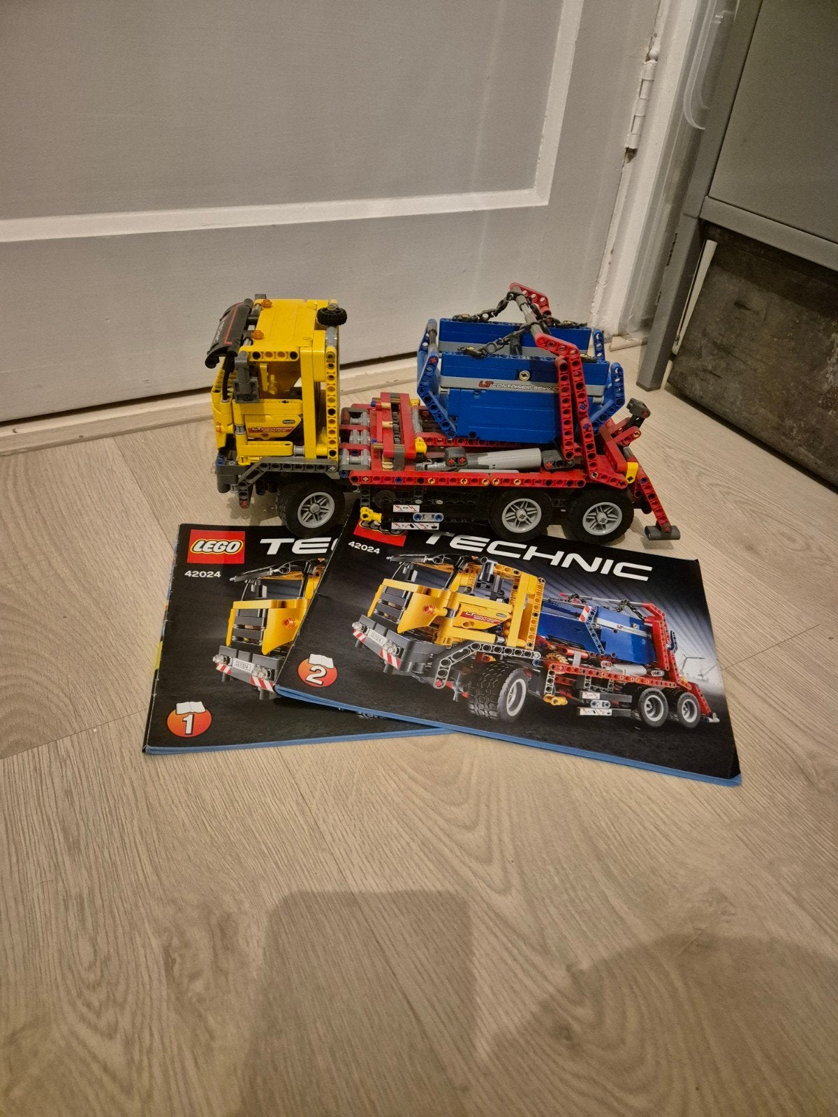 LEGO Technic Containertruck 42024 met boekjes, Ophalen of Verzenden, Zo goed als nieuw