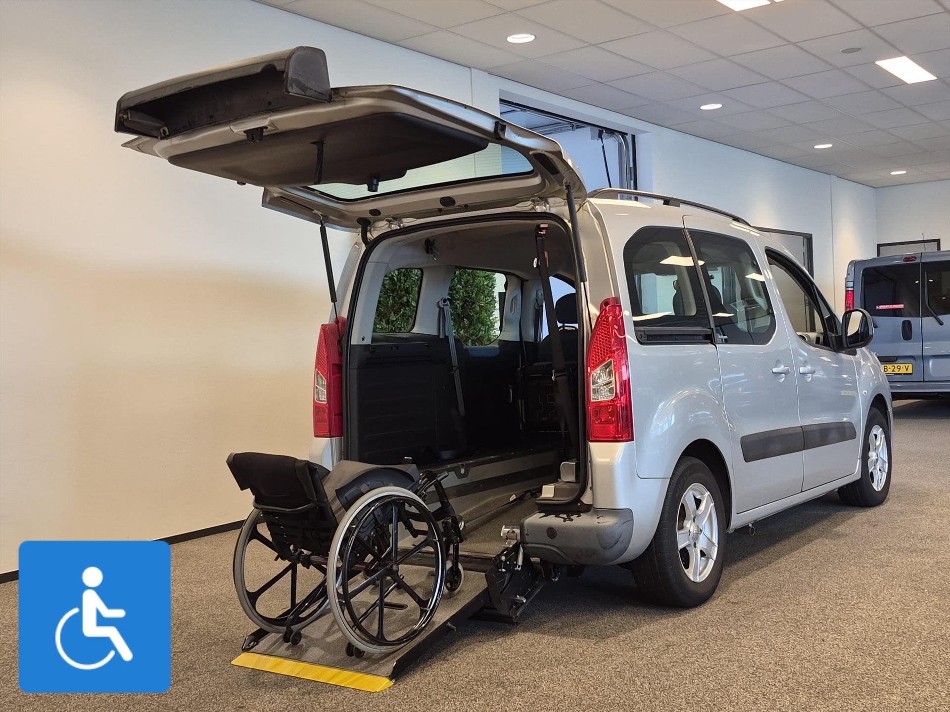 Citroen Berlingo Rolstoelauto 3+1 of 5+0 (airco), Voorwielaandrijving, Gebruikt, Handgeschakeld, Grijs