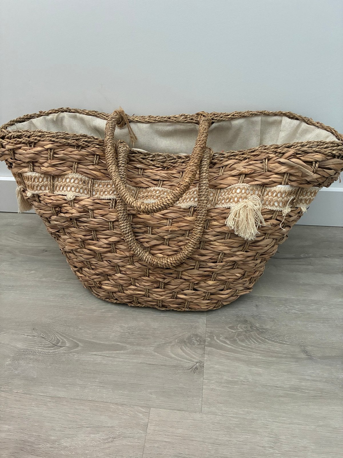 Grote rieten strandtas. Er zijn wat kwastjes af., Ophalen of Verzenden, Gebruikt, Bruin, Shopper